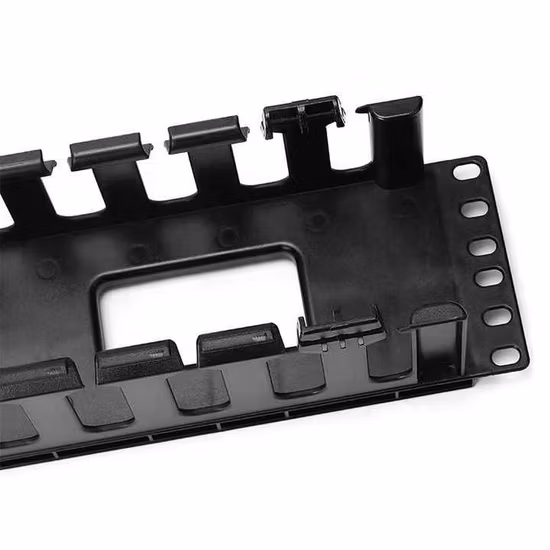 Прокладка силовых кабелей в серверной стойке высотой 1U с помощью щетки